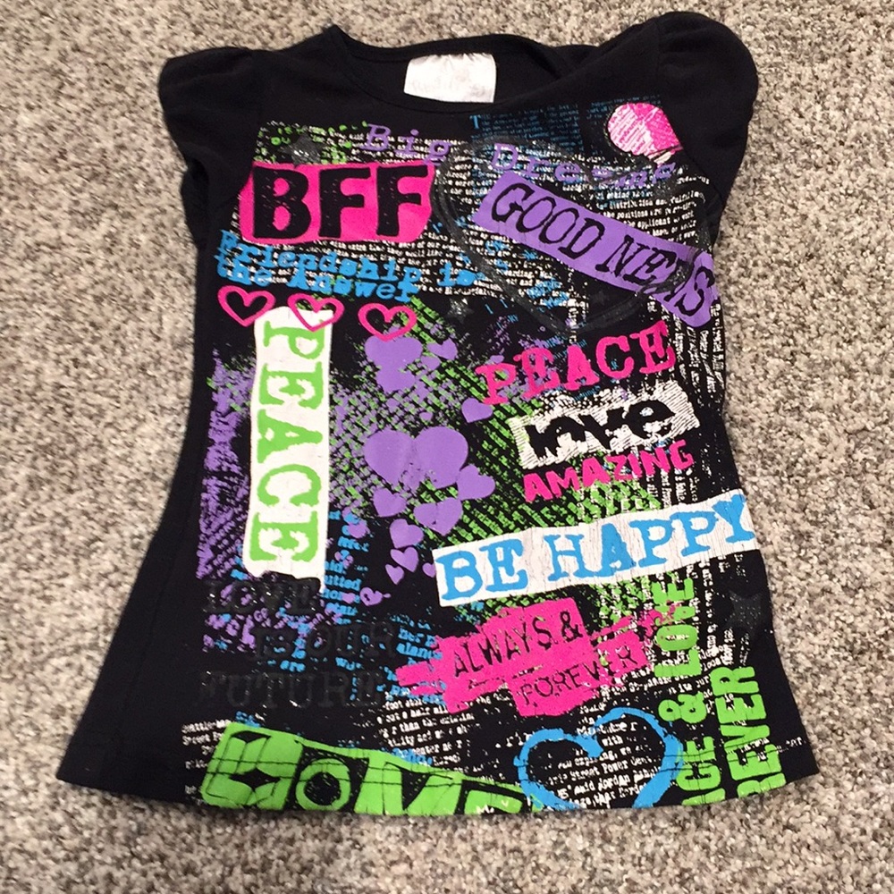 Girls short sleeve shirt.